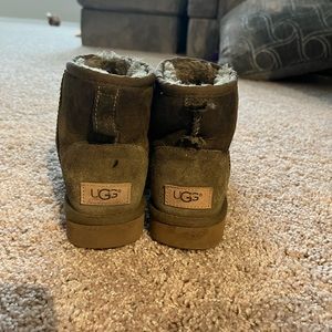 Short uggs in army green